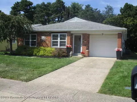 10 Tennis Ct, Brick, NJ 08723