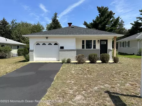115 Guadeloupe Dr, Toms River, NJ 08757