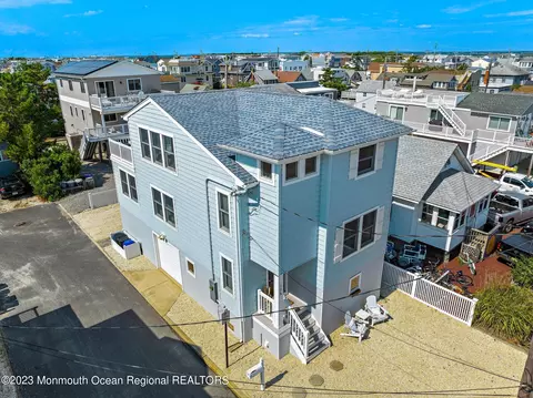 126 E 26th St, Ship Bottom, NJ 08008
