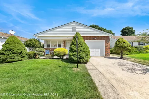 3 Roxton Pl, Toms River, NJ 08757