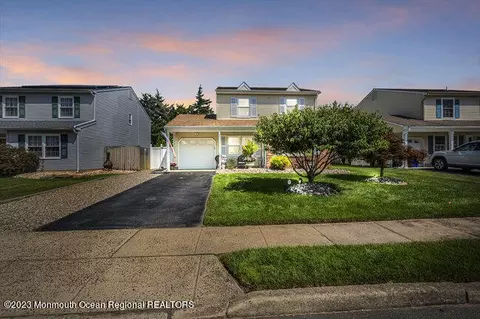 906 Fairview Dr, Toms River, NJ 08753