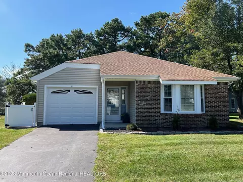4 Tamarack Ct, Barnegat, NJ 08005