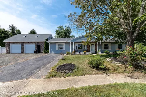 8 Hopi Ct, Waretown, NJ 08758