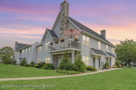 100 Des Moines Ct, Tinton Falls, NJ 07712