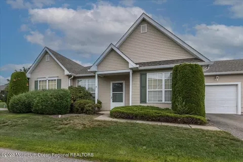 29 Deer Chase Ln, Lakewood, NJ 08701