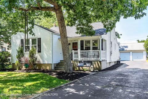 20 Weston Pl, Eatontown, NJ 07724