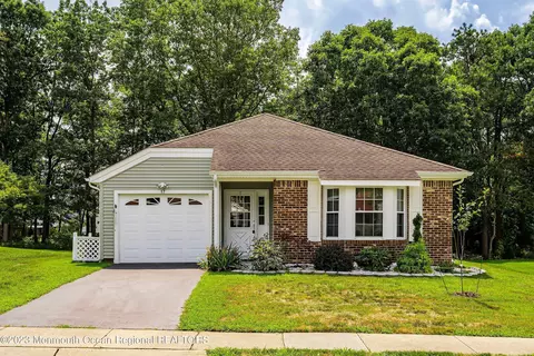 17 Willow Dr, Barnegat, NJ 08005