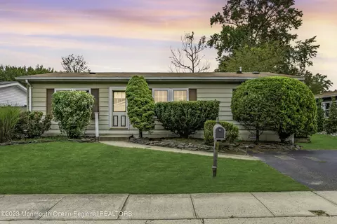 5 Fawn Run, Manalapan, NJ 07726