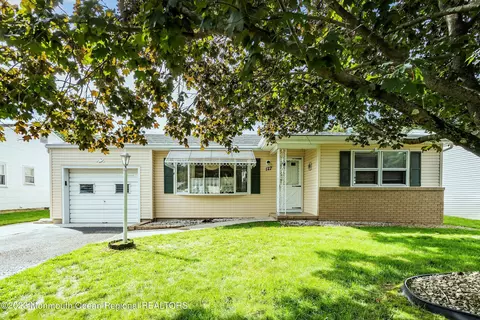 127 Castleton Dr, Toms River, NJ 08757