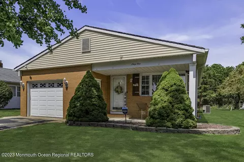 61 Selkirk Ave, Toms River, NJ 08757