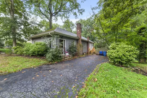 206 Red Hill Rd, Middletown, NJ 07748