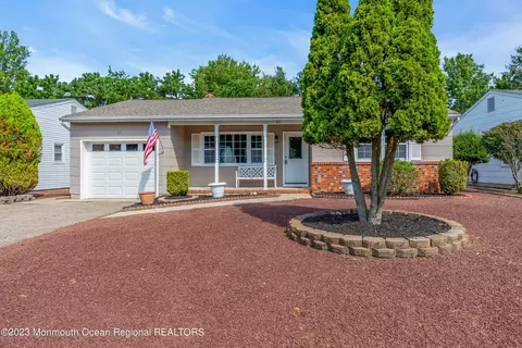 67 Castleton Dr, Toms River, NJ 08757