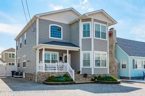 10 Virginia Ave, Lavallette, NJ 08735