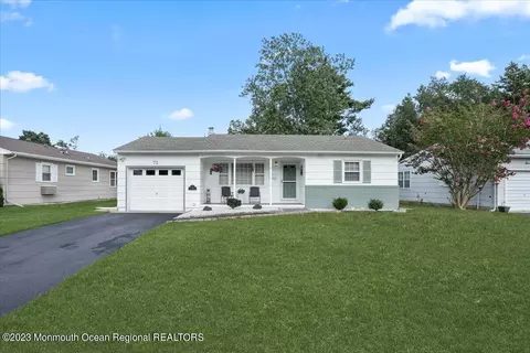 72 Edinburgh Dr, Toms River, NJ 08757