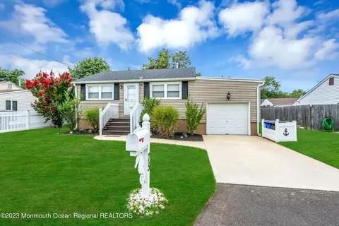 75 Illinois Ave, Waretown, NJ 08758