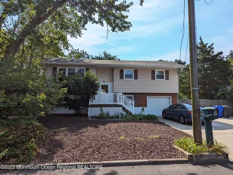 418 W Lake Dr, Brick, NJ 08724