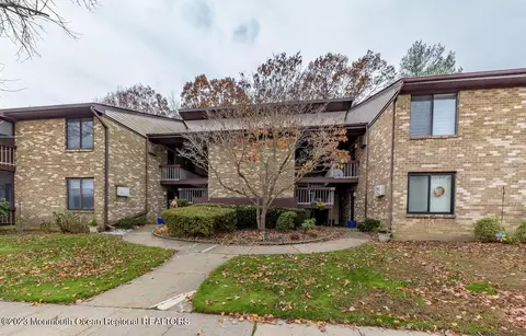 140 Amberly Dr #E, Manalapan, NJ 07726