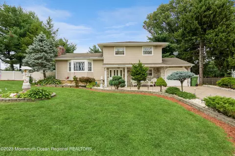33 Dusko Dr, Parlin, NJ 08859