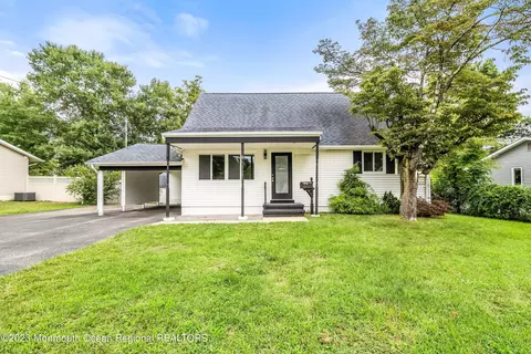 6 Xavier Dr, Jackson, NJ 08527