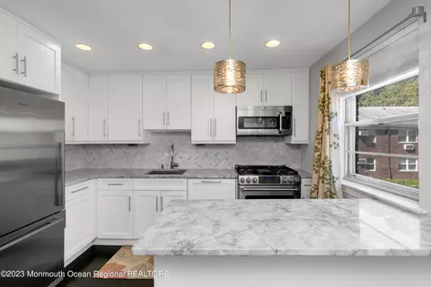 90 Manor Dr, Red Bank, NJ 07701