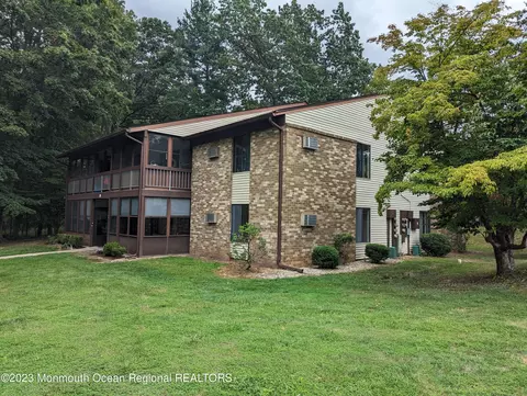 136 Amberly Dr #J, Manalapan, NJ 07726