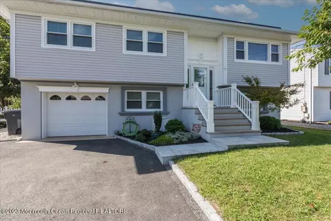 30 Hollybrook Dr, Toms River, NJ 08753