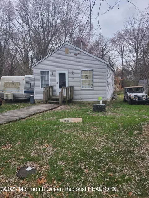 121 W 5th St, Howell, NJ 07731