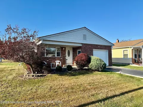 1 Panama Ct, Toms River, NJ 08757