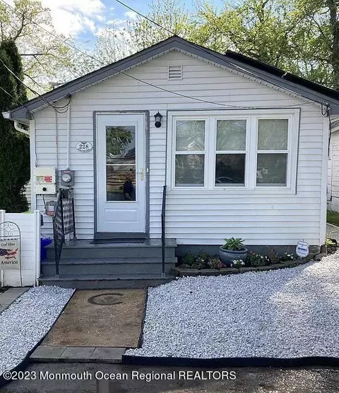 228 Hillcrest Ave, Laurence Harbor, NJ 08879