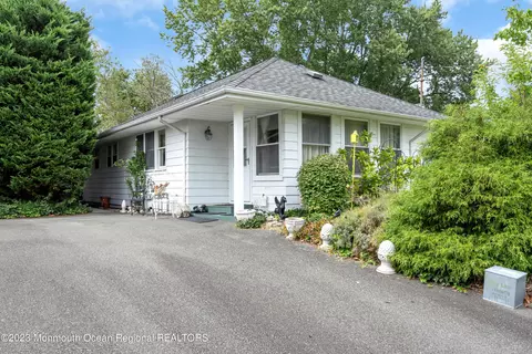 16 Saint Moritz Pl, Toms River, NJ 08753
