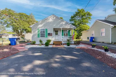 7 Admiral Ave, Toms River, NJ 08753