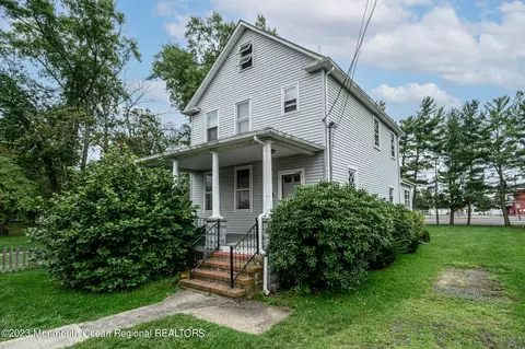 3 Center St, Englishtown, NJ 07726