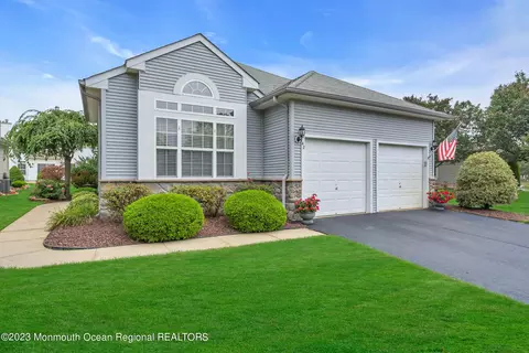 42 Rochford Dr, Manchester, NJ 08759
