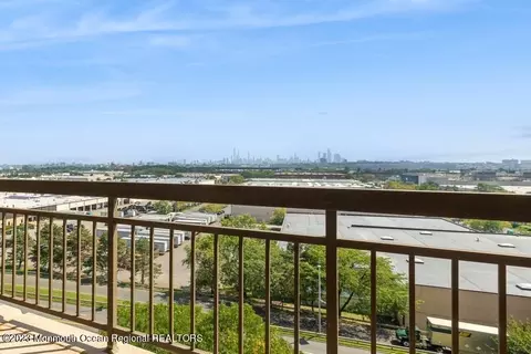 811 Harmon Cove Tower, Secaucus, NJ 07094