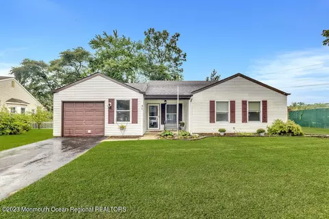 31 Concord Cir, Howell, NJ 07731