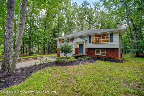 3 Wendy Ln, Marlboro, NJ 07746
