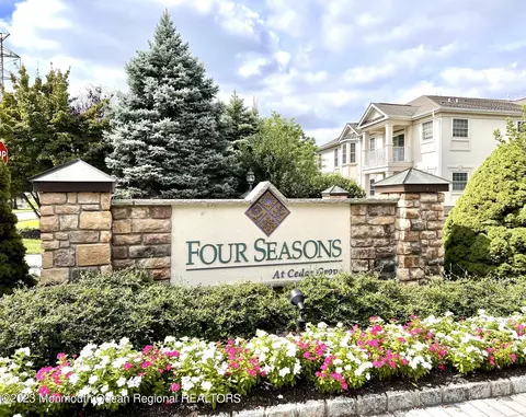 1012 Holly Ln #120, Cedar Grove, NJ 07009