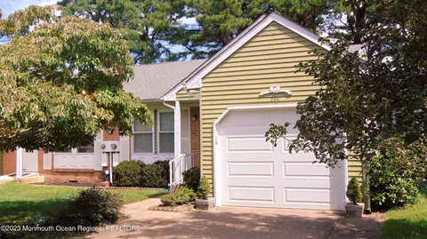 29 Stonybrook Rd # B, Whiting, NJ 08759