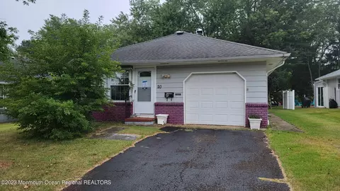 20 Mount Katadin Dr, Toms River, NJ 08753