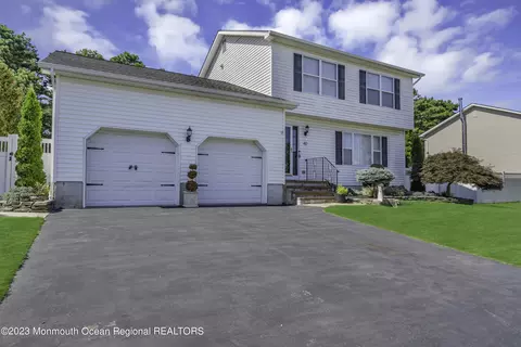 40 Netty St, Howell, NJ 07731
