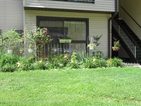 129 Amberly Dr #A, Manalapan, NJ 07726