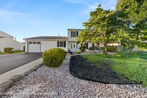 24 Snowdrift Ln, Howell, NJ 07731