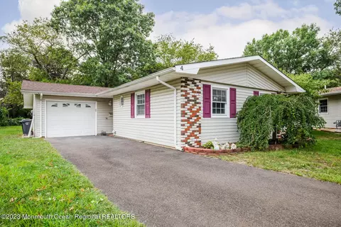 4 Clay Cir, Brick, NJ 08724