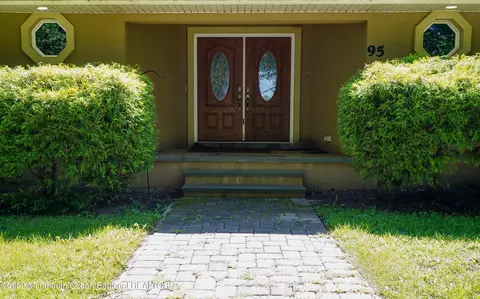 95 Daum Rd, Manalapan, NJ 07726