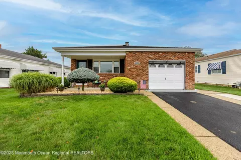 116 Hyannis St, Toms River, NJ 08757