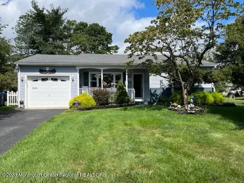 104 Chamberlain Ct, Toms River, NJ 08757