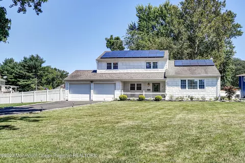 2 Old Post Rd, Freehold, NJ 07728