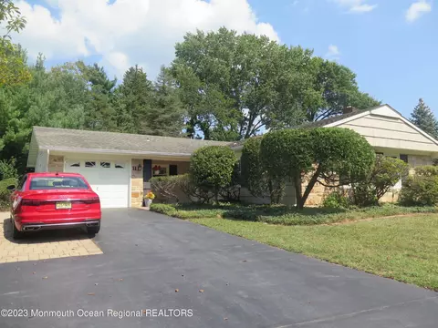 11 Imbrook Ln, Aberdeen, NJ 07747