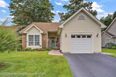 104 Driftwood Dr, Bayville, NJ 08721
