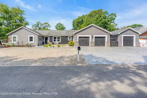 402 Hickory Ln, Forked River, NJ 08731